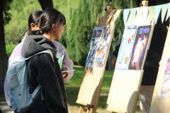 <b>同窗们正在意愿者指导下即兴</b>